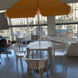 Guarda sol 1,80 com mesa e 4 cadeiras + base